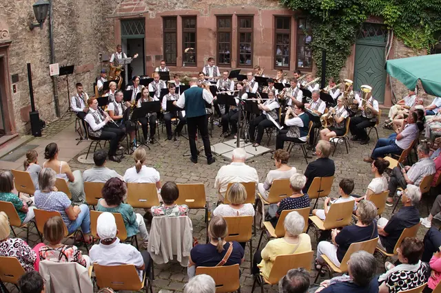 Hoffnungsvoll, mutig und passend in Anlehnung an Hermann Hesses Gedicht „Jedem Anfang wohnt ein Zauber inne“ startete Dirigent Christoph Wolpert mit dreißig Akteuren des Musikverein Eintracht Külsheim 1925 e.V.: Foto Roland Schönmüller