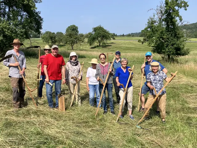 Begeisterte Teilnehmer des Sensenmähkurses mit Sensenlehrer Stephan Konzack (links)

 | Foto: Steffen Fadin, LHVHS