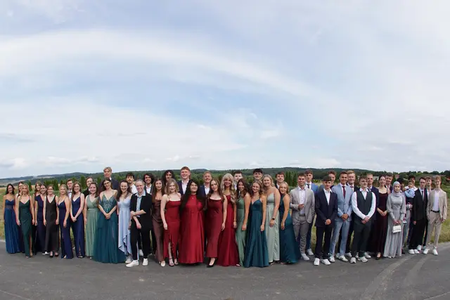  Sie feierten den Abschluss mit einer würdevollen Feier: 48 Abiturientinnen und Abiturienten der drei Beruflichen Gymnasien aus Wertheim.Foto Roland Schönmüller 