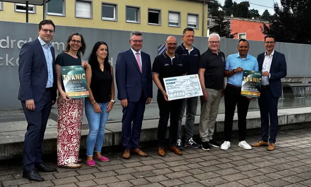 Große Freude über die Spende des Rotary Clubs Neckar-Odenwald-Kreis für die Schlossfestspiele. 


 | Foto: Schlossfestspiele Zwingenberg e.V.