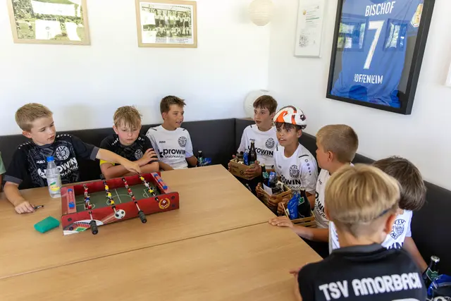 Kleine Geschenke für das Trainer- und Betreuerteam | Foto: Thorsten Roth / Qualitus365