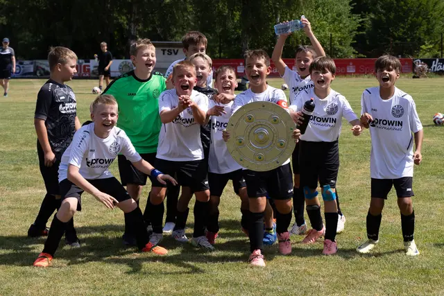 Das gefeierte Siegerteam – mit Fokus auf den Moment des Triumphs | Foto: Thorsten Roth / Qualitus365