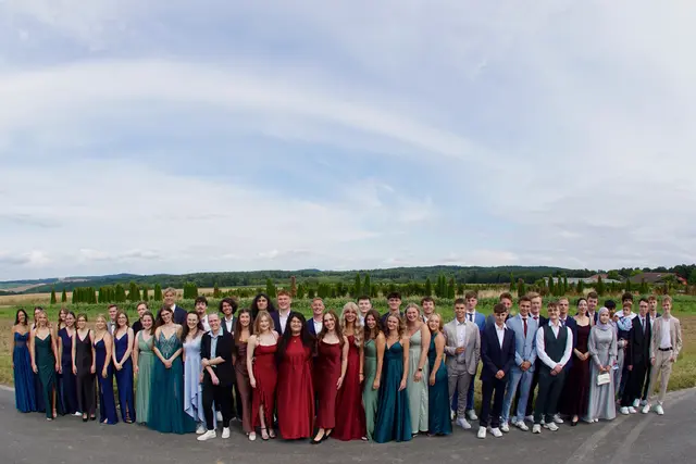 
 Sie feierten den Abschluss mit einer würdevollen Feier: 48 Abiturientinnen und Abiturienten der drei Beruflichen Gymnasien aus Wertheim.Foto Roland Schönmüller 

