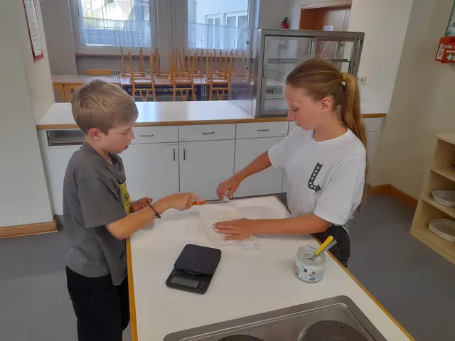 Seife und Fett bilden zwei Bestandteile von selbstgemachtem Duschgel. Dieses und viele Kosmetika mehr stellten die Mitglieder der Jungen Forscher Main-Tauber aus natürlichen Zutaten her. 