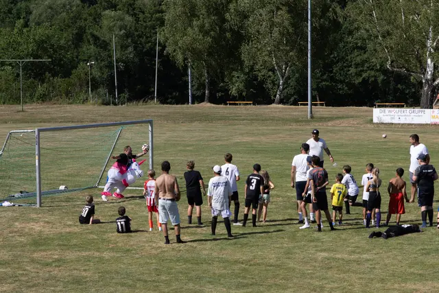 Nach dem sportlichen Ernst kam der spielerische Spaß: Die Eltern traten gegen ihre Sprösslinge an – mit jeder Menge guter Laune! | Foto: Thorsten Roth / Qualitus365