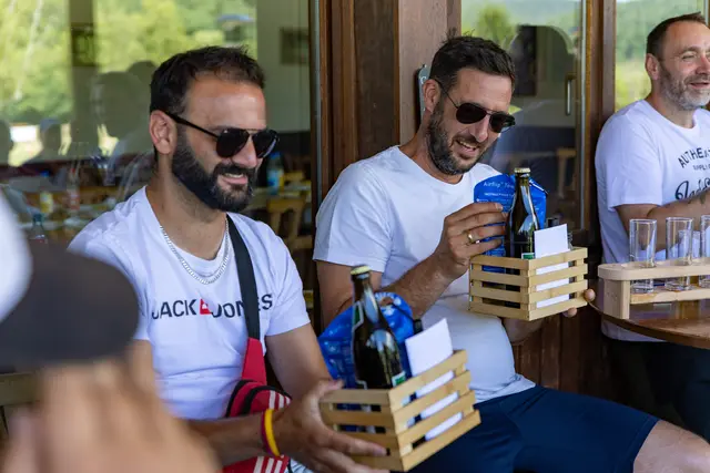 Die Trainer nehmen die Geschenke mit sichtlich gerührtem Herzen entgegen und strahlen vor Freude. | Foto: Thorsten Roth / Qualitus365