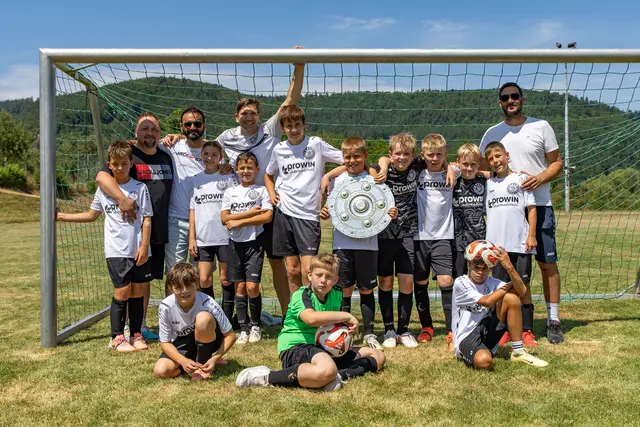 Die siegreiche Mannschaft – klingt sportlich und stolz. | Foto: Thorsten Roth / Qualitus365