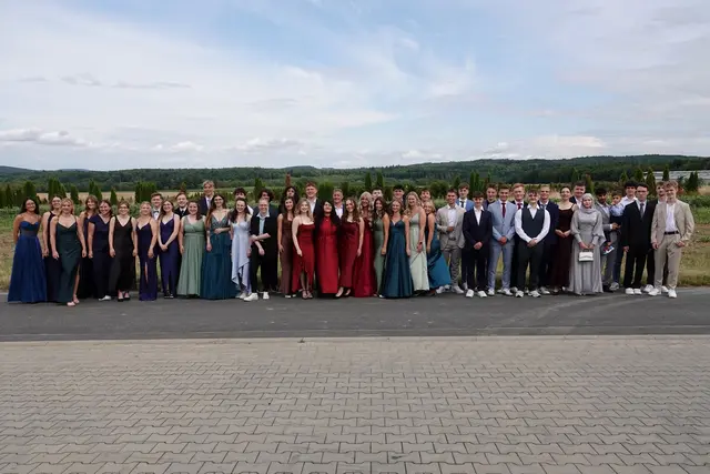  Sie feierten den Abschluss mit einer würdevollen Feier: 48 Abiturientinnen und Abiturienten der drei Beruflichen Gymnasien aus Wertheim.Foto Roland Schönmüller 