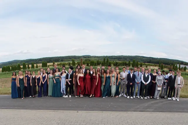  Sie feierten den Abschluss mit einer würdevollen Feier: 48 Abiturientinnen und Abiturienten der drei Beruflichen Gymnasien aus Wertheim.Foto Roland Schönmüller 