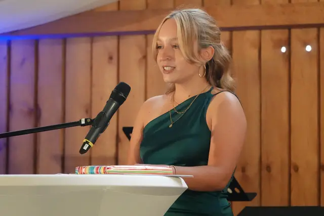 Die humorvolle Abiturrede, gewürzt mit witzigen Lehrer-Zitaten und erinnerungswerten Episoden vom Berlin-Klassenausflug, hielt Maike Friedmann aus Wertheim-Reicholzheim. 