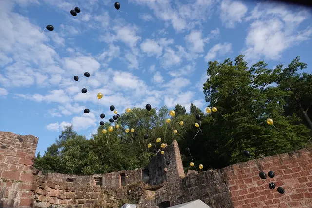Getreu den vier Wertheimer Stadtfarben: gold-gelbe und schwarze Luftballons steigen in den blau-und silbergrauen Himmel. Foto Roland Schönmüller 

