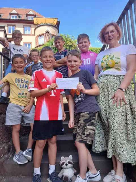 Schneeberger Kommunionkinder übergeben 670 € an Tanja Munzinger-Rust (rechts) | Foto: Alexandra Reichert