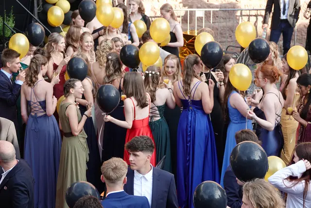 Gut gelaunt mit Sekt und Luftballons in die Zukunft:  imposante Abiturfeier des Dietrich-Bonhoeffer-Gymnasiums vor historischer Kulisse. Foto: Roland Schönmüller

