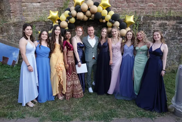 
Lehrer Philipp König und eine Abi-Damenrunde  - Abi-Feier in Wertheim   - Foto Roland Schoenmueller
