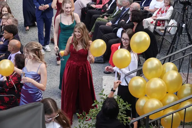 Gut gelaunt mit Sekt und Luftballons in die Zukunft: imposante Abiturfeier des Dietrich-Bonhoeffer-Gymnasiums vor historischer Kulisse. Foto: Roland Schönmüller 

