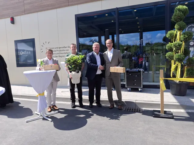 Tino Schenk (Projektleiter, OEST ENERGIES), Svend Schneider (Tankstellenpächter), Bürgermeister Gerhard Rüth und Matthias Pape (Geschäftsführer, OEST ENERGIES) (von links) | Foto: Markt Eschau