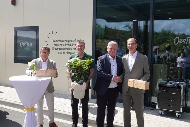 Tino Schenk (Projektleiter, OEST ENERGIES), Svend Schneider (Tankstellenpächter), Bürgermeister Gerhard Rüth und Matthias Pape (Geschäftsführer, OEST ENERGIES) (von links) | Foto: OEST ENERGIES