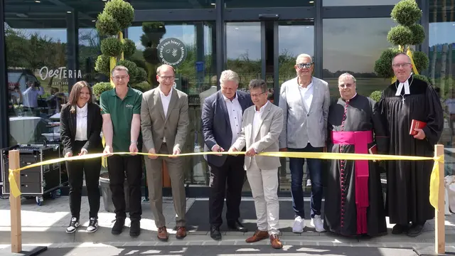 Eröffnung der neuen AVIA Tankstelle mit (v. li.) Ann-Cheryl Römpp (Leiterin Category Management &amp; Marketing, OEST ENERGIES), Svend Schneider (Tankstellenpächter), Matthias Pape (Geschäftsführer, OEST ENERGIES), Bürgermeister Gerhard Rüth, Tino Schenk (Projektleiter, OEST ENERGIES), stellvertretender Landrat Günther Oettinger, Monsignore Franz Leipold und Dekan Rudi Rupp. | Foto: OEST ENERGIES