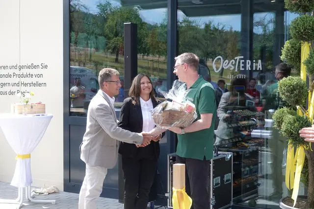 Tino Schenk (Projektleiter, OEST ENERGIES), Ann-Cheryl Römpp (Leiterin Category Management &amp; Marketing, OEST ENERGIES) und Svend Schneider (Tankstellenpächter) (von links) | Foto: OEST ENERGIES