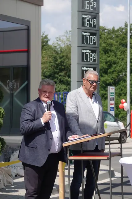 Bürgermeister Gerhard Rüth (links) und stellvertretender Landrat Günther Oettinger | Foto: OEST ENERGIES