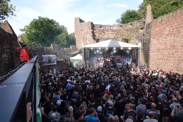 BU 1: Heavy-Metal-Musik ist nach wie vor „in“ und kommt an bei jung und alt. Foto Roland Schönmüller 
BU 2: Live auf dem Rock-Konzert in Wertheim: Die deutsche Rock-Königin begeisterte mit ihrer temperamentvollen Band durch ihre bezaubernde Ausstrahlung, ihre schier unerschöpfliche Energie und eine kraftvolle Stimme. Foto Roland Schönmüller 

Heavy -Metal gilt nach wie vor als ein vielfältiges und einflussreiches Genre, das bis heute viele Anhängerinnen und Anhänger hat und sich ständig weiterentwickelt – so auch bei Doro, ihrer Band und ihren Fans in Wertheim am Freitagabend. Foto Roland Schönmüller 