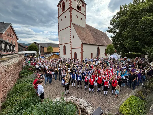 Der Gemeinschaftschor der teilnehmenden Musikkapellen: Ein stimmungsvolles Zeichen der Verbundenheit. | Foto: Fränkische Rebläuse Bürgstadt 
