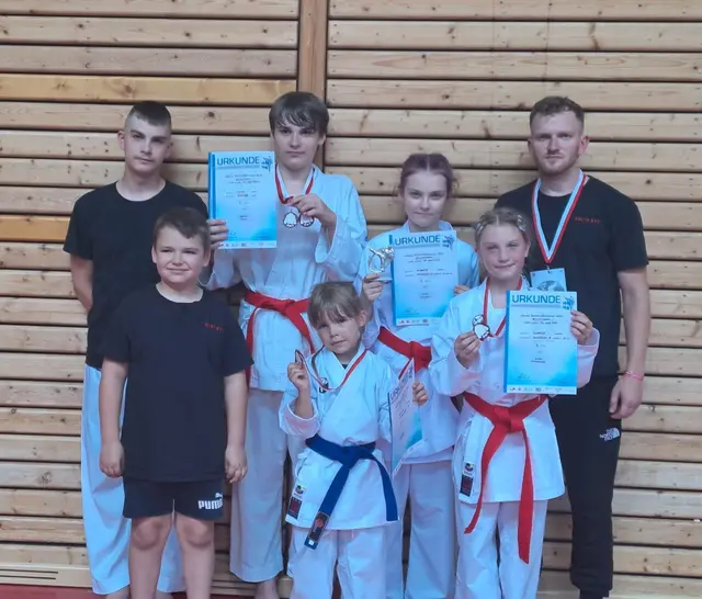 Bild zeigt: Trainer Oleg Osijuk und Dhammika Wettkämpfer/innen: Alina Eckermann, Elisa Schmidt, Nellie-Sophie Kindsvatter, Moritz König, William Holz, Maxim Eckermann. | Foto: Olga Eckermann