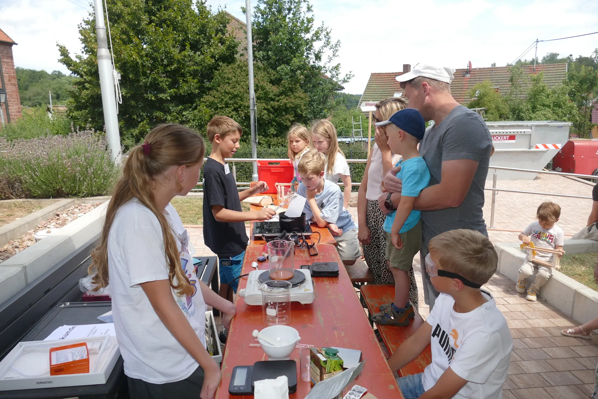 Experimentieren-und-Bauen-zog-viele-Kinder-an
