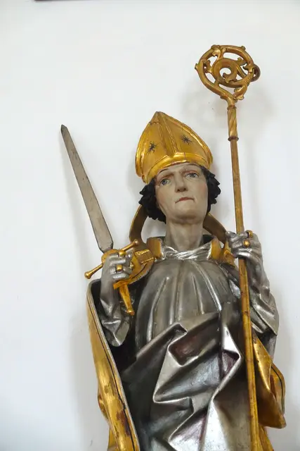 Kilian gilt als Patron der Diözese Würzburg und von Franken. Hier eine Figur in der Pfarrkirche in Riedern im Erftal. 