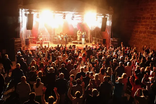 Konzert im Sommer mit Annehmlichkeiten  (Musik, Rhythmus Kommunikation usw.) und Stress-Momenten (sehr laut, Enge &amp; Co).