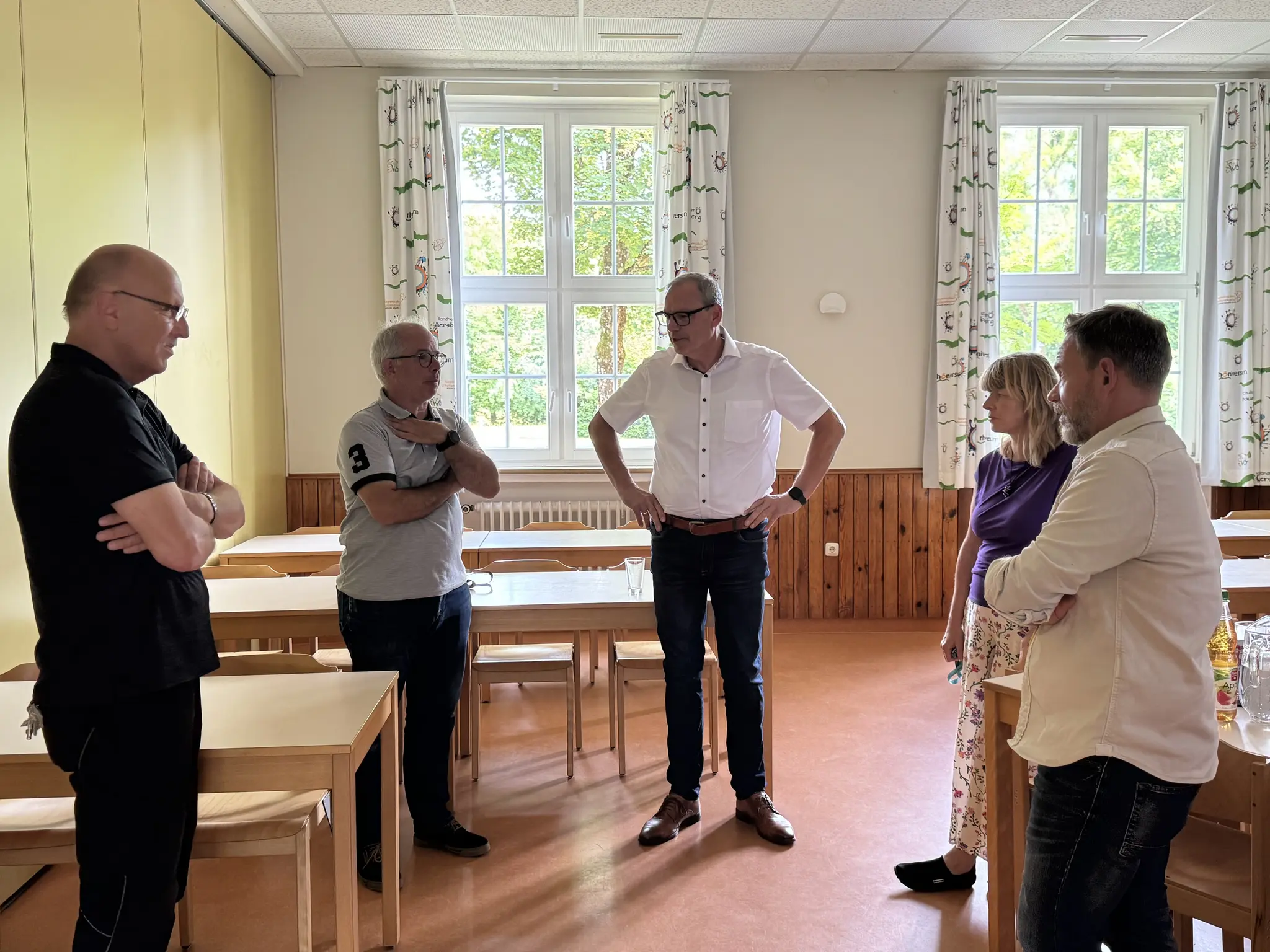 MdL-Z-LLER-zu-Besuch-in-der-Partnereinrichtung-des-Schullandheim-Hobbach