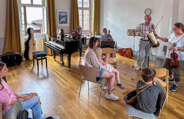 Das Streicherkollegium der Musikschule Miltenberg: Ursel Lauer (Violoncello), Martin Lauer (Viola) und Annette Bächler (Violine) mit musikinteressierten Kindern und Erwachsenen