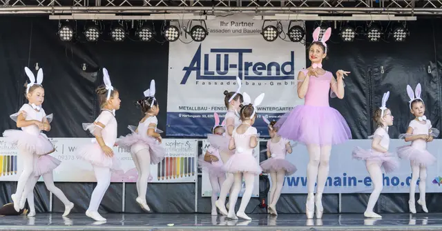 Mit liebevoller Anleitung führt Iryna Weimer ihre jüngsten Tänzerinnen im Häschen-Kostüm durch ihren großen Auftritt. | Foto: Fotograf Bernd Ullrich