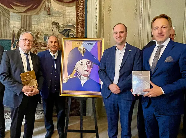 Kunsthistoriker Dr. Hermann Reidel mit seinem Buch zu Herigoyen zusammen mit Volker Zahn, Markus Krebs und Martin Stock | Foto: Markt Sulzbach a.Main