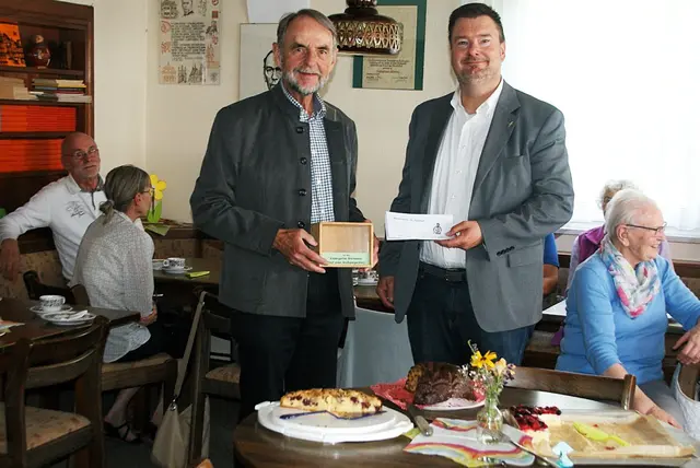 Bei der Spendenübergabe: der 1. Vorsitzende des "Bruderdienstes St. Jakobus" Joachim Bieber und der Präses der Kolpingfamilie Miltenberg, Stadtpfarrer Jan Kölbel (rechts).