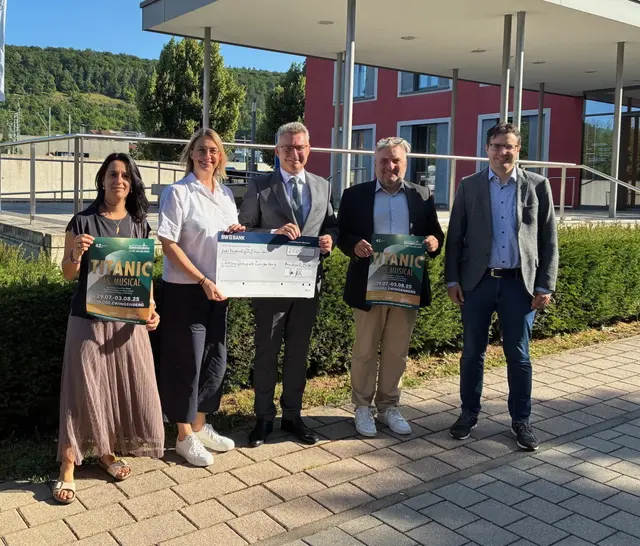 2.500 Euro spendete Lotto Baden-Württemberg für die Zwingenberger Schlossfestspiele.


 | Foto: Schlossfestspiele