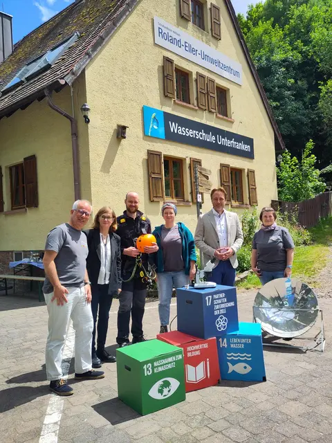 Freuen sich auf den Booster aus München für die Bildungsarbeit: Christina Herzog, Martin Stock, Johanna Fäth, Jonas Hartmann, Heike Makowsky, Markus Seibel (v. r. n. l.)  | Foto: Bürgerbüro MdL Stock