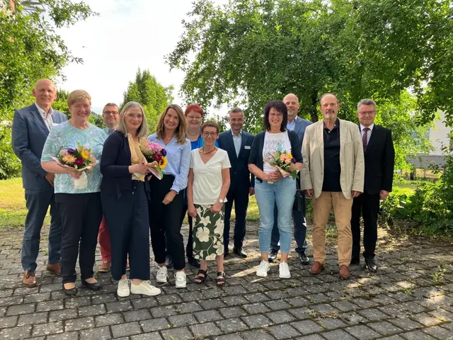 Pflegedienstleiter Kurt Böhrer, Edith Pieper, Betriebsratsvorsitzender Simon Schreiweis, Margarete Ziegler, Manuela Knörzer, Barbara Malcher, Betina Rothengaß, Geschäftsführer Harald Löffler, Elvira Megler, Stellv. Pflegedienstleiter Martin Ruck, Dr. Timotey Zlatkov, Landrat Dr. Achim Brötel (v.l.)

Ein starkes Team mit großer Erfahrung: Die Neckar-Odenwald-Kliniken ehrten Mitarbeiterinnen und Mitarbeiter für ihren jahrzehntelangen Einsatz für die Patienten und verabschiedeten Kolleginnen und Kollegen in den verdienten Ruhestand. 


 | Foto: Neckar-Odenwald-Kliniken