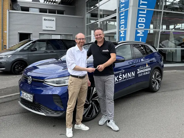 Fortführung der partnerschaftlichen Zusammenarbeit zwischen dem Autohaus Käsmann und den Zwingenberger Schlossfestspielen: Markus Käsmann und Intendant Rainer Roos. | Foto: Schlossfestspiele