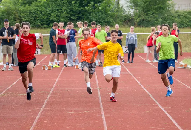Vollen Einsatz beim Sprint zeigten diese vier Jungs. | Foto: Winfried Zang