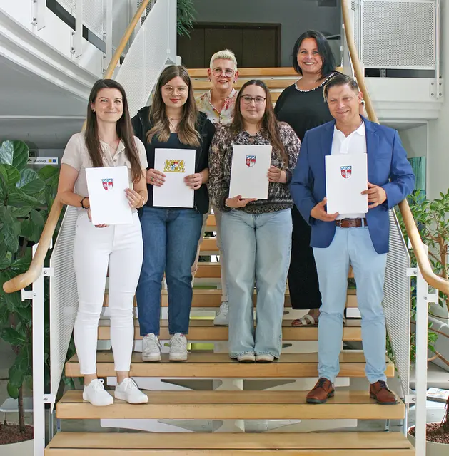 Ausbildungsleiterin Martina Wolfstädter (hinten Mitte) und Personalleiterin Ina Jankowsky (hinten rechts) freuen sich auf Marina Zorn, Alexia Parisi, Sebastian Ehehalt (zweite Qualifikationsebene) und Anna-Lena Trippo (dritte Qualifikationsebene).  | Foto: Patrizia Voigt