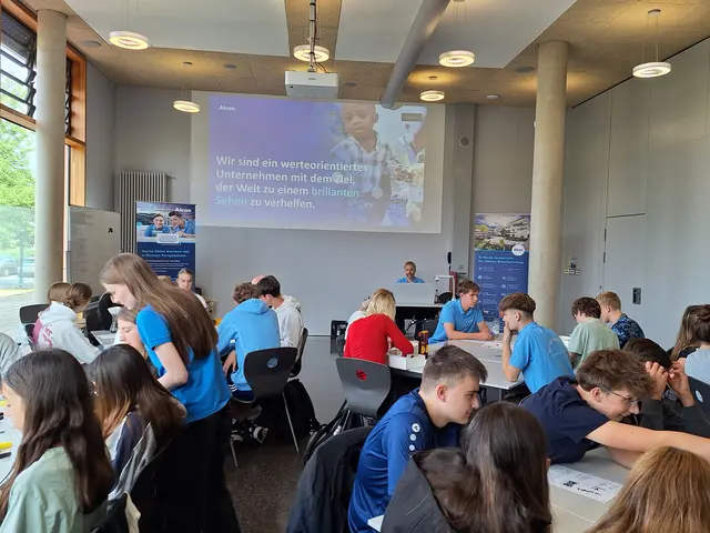 An den verschiedenen Stationen konnten die Schülerinnen und Schüler mit den Auszubildenden die technischen Abläufe im Unternehmen erkunden. | Foto: Rainer Schäfer