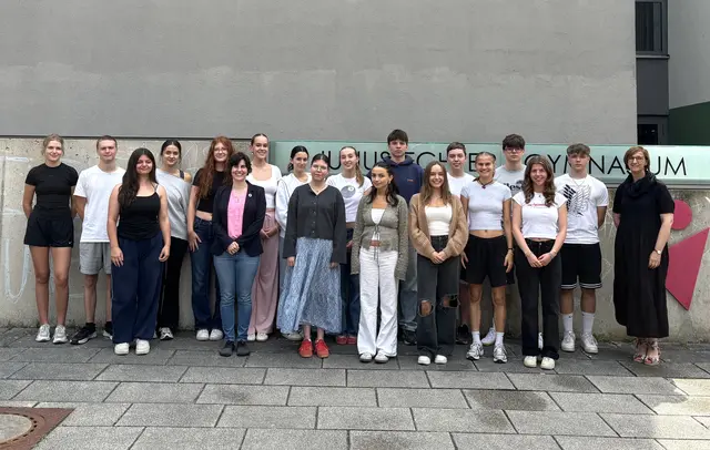 Die Schülerinnen und Schüler des Leistungsfachs Politik und Gesellschaft des JEG Elsenfeld, Lehrkraft Susanne Pfefferer sowie Projektmanagerin Carina Bläser. | Foto: LAG Main4Eck Miltenberg e.V.