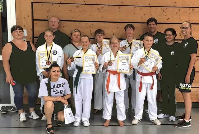 Die erfolgreichen Teilnehmer/-innen mit ihren Betreuerinnen und unterstützenden Eltern.