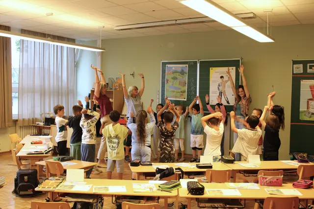 Gesund und mit viel Spaß dabei: Die Klasse der Grundschule Miltenberg erlebt gemeinsam mit dem Maskottchen eine lebendige Unterrichtsstunde im Rahmen des Programms Klasse 2000. | Foto: Sabine Allié