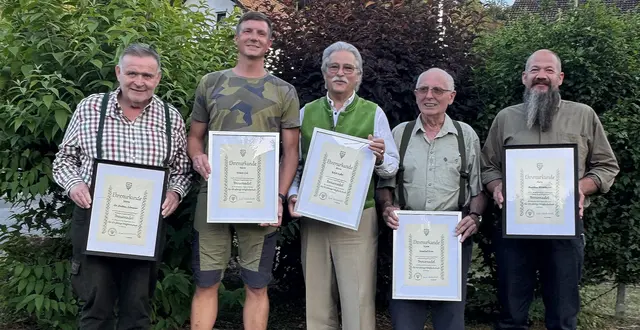 nicht auf dem Bild: Ernest Cole - dessen Urkunde dennoch stellvertretend präsentiert wurde | Foto: BJV MIL
