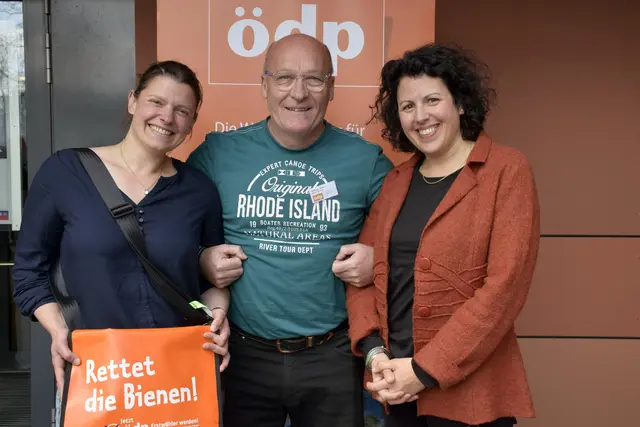 Kreisvorsitzender Wolfgang Winter mit unserer Beauftragten "Rettet die Bienen" Agnes Becker links, und der EU Abgeordneten der ÖDP Manuela Ripa.Wir kämpfen weiter... | Foto: ÖDP