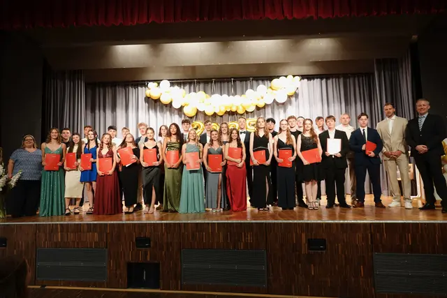 Der erfolgreiche Abschluss der neunten oder zehnten Jahrgangsstufe bildete dafür eine einen markanten Meilenstein und eine wichtige Startbedingung in die Zukunft der jungen Erwachsenen.