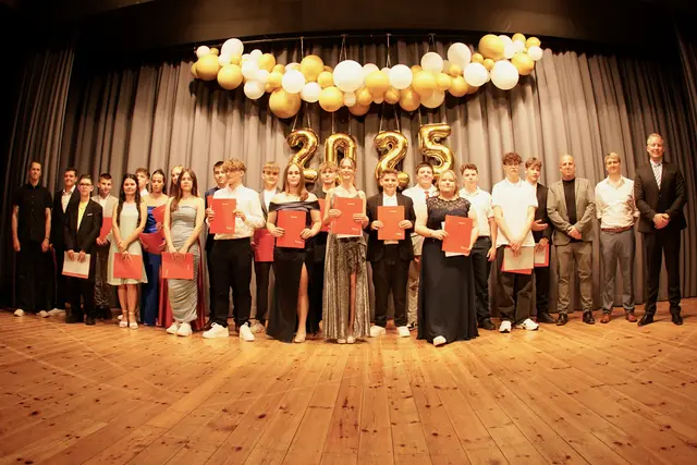  Auffällig war hier vor allem das wiederholt artikulierte empfundene Gemeinschaftsgefühl und die stets genannte gute Zusammenarbeit aller Beteiligten der Schulfamilie, was die Schülersprecherinnen und Schülersprecher besonders hervorhoben. 
