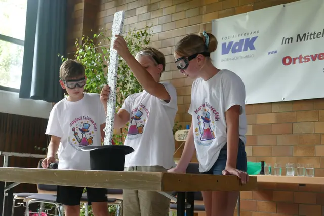 Ein dafür viel zulangen Stab in einem Zylinder verschwinden zu lassen, schaffen die Magical Science Kids dank Wissenschaftsmagie und ohne Zaubertricks. 